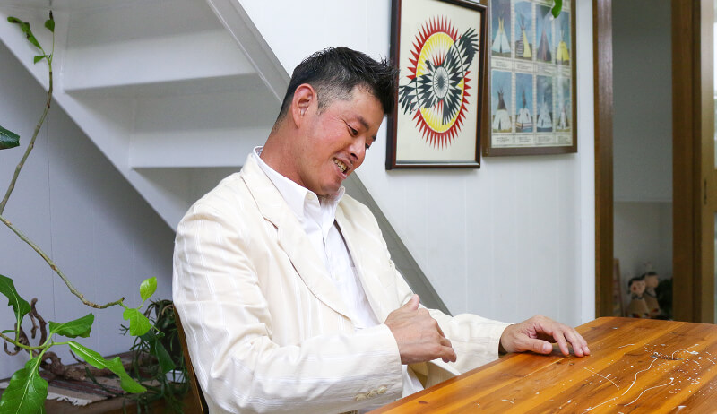 写真：竹内オーナーが身振り手振りを交えて話している